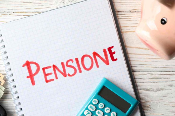 Calcolatrice e foglio con scritta pensione