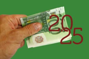 Euro in mano e anno 2025