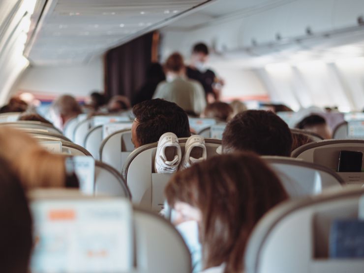 viaggiatori tranquilli in aereo