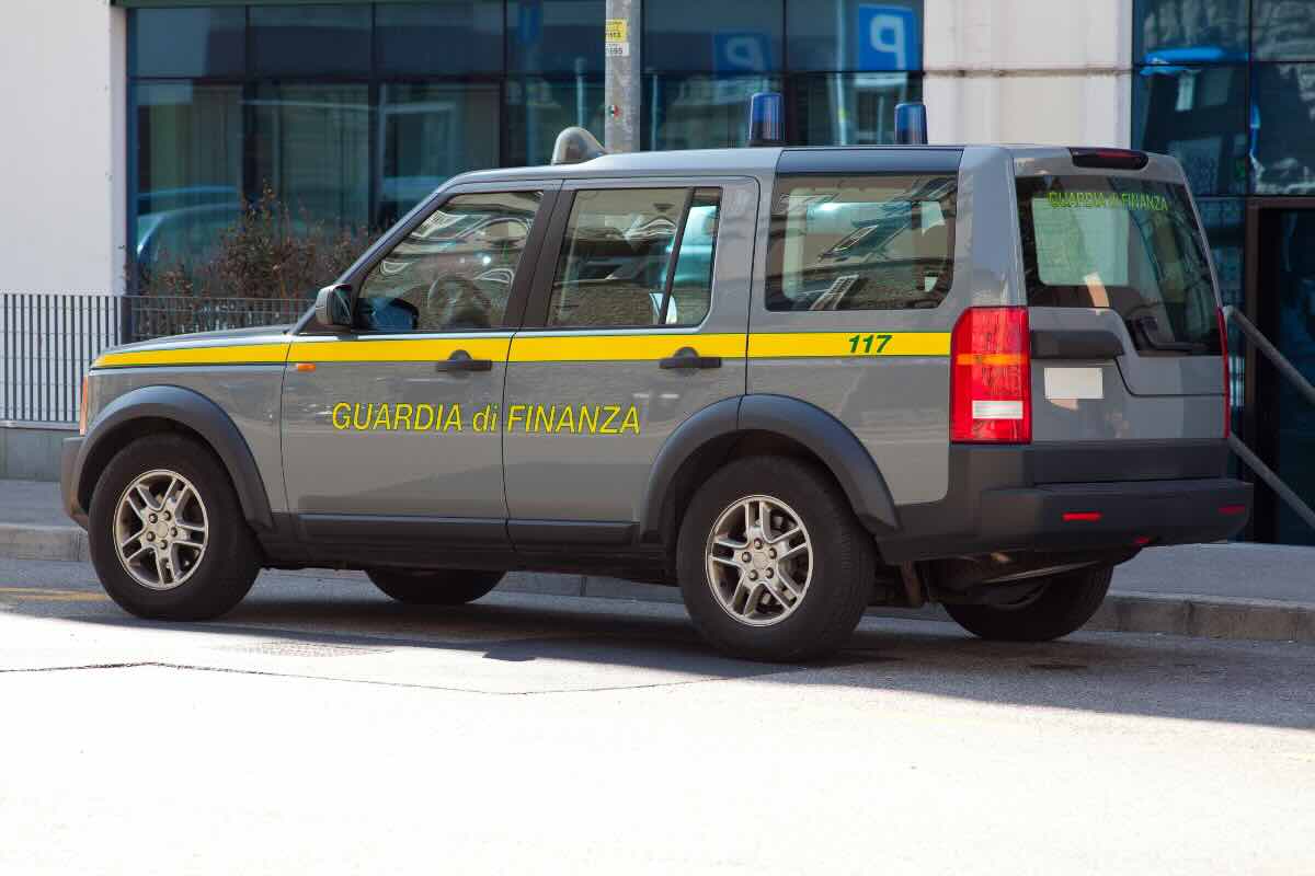 macchina grande con scritta guardia di finanza gialla