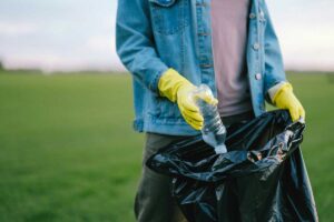 persona con in mano un sacco dei rifiuti