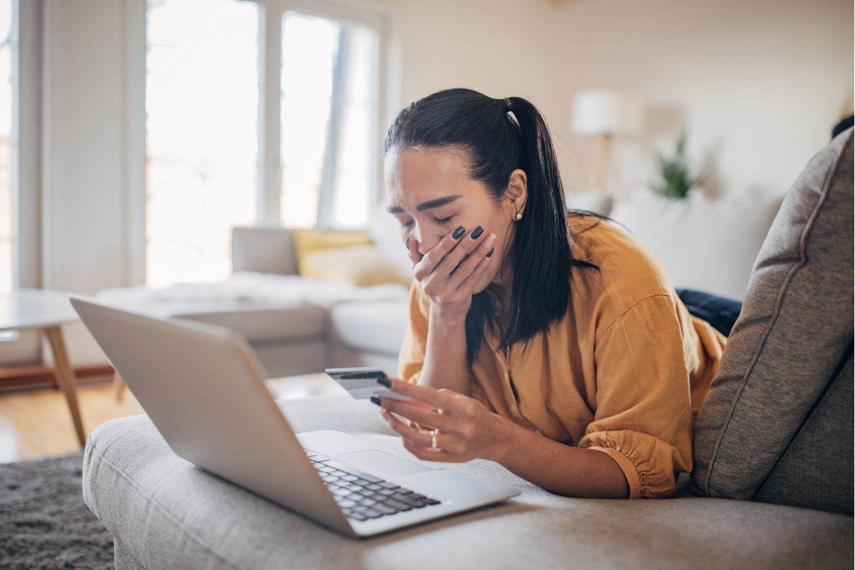 donna disperata davanti al pc