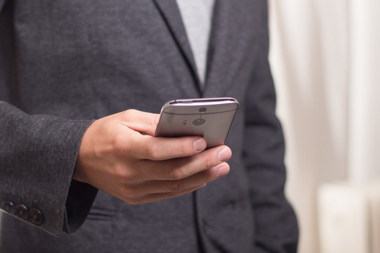 uomo con il cellulare in mano