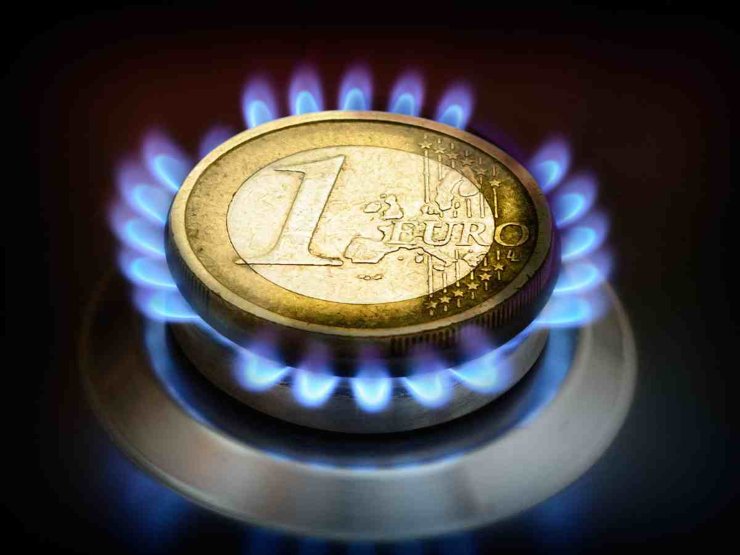 Fornello del gas con un euro