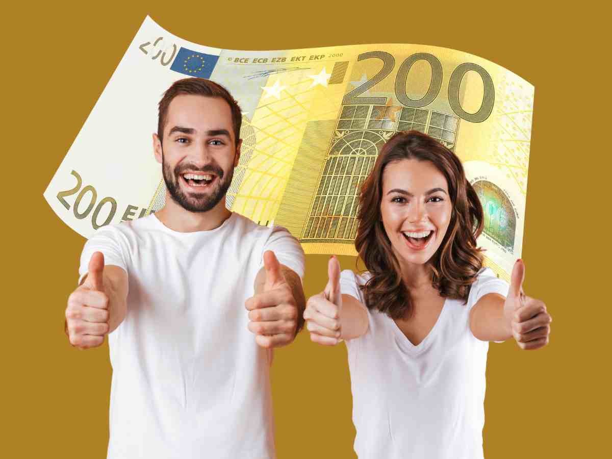 Uomo e donna felici con 200 euro