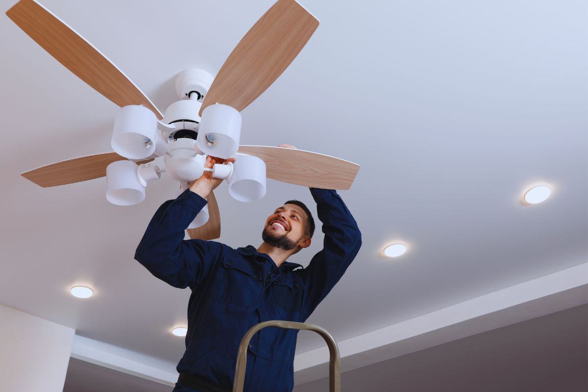 Elettricista che installa un ventilatore a soffitto