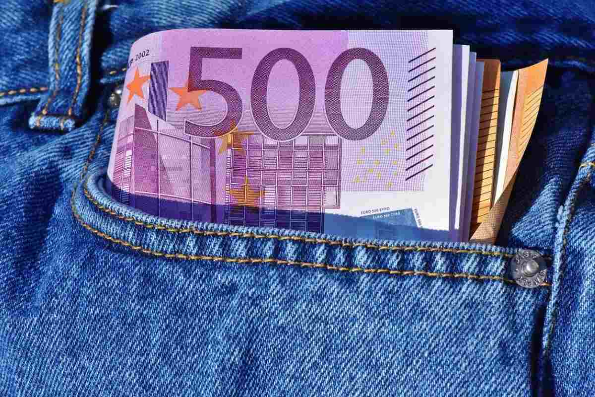 banconota 500 euro tasca jeans