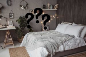 camera da letto piccola con 3 punti interrogativi