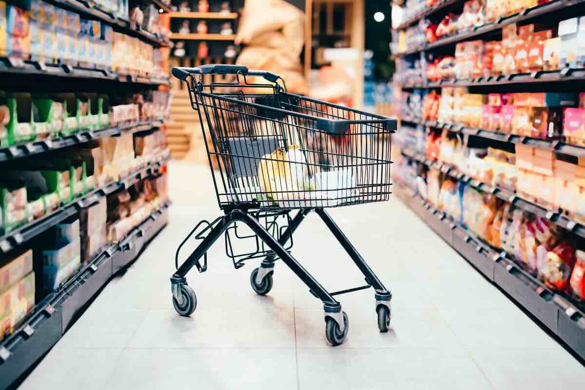 carrello della spesa e scaffali supermercato 