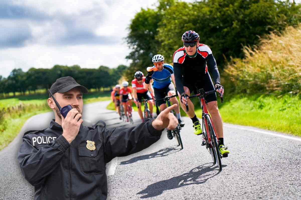 poliziotto e insieme di ciclisti in strada