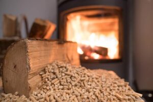 stufa a pellet, pezzo di legno e pellet