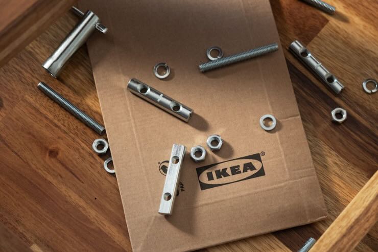 bulloni, viti e accessori vari in metallo su cartone ikea