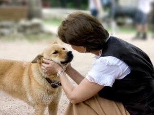 uomo che guarda in maniera amorevole cane