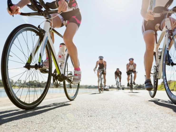 ciclisti che pedalano su strada