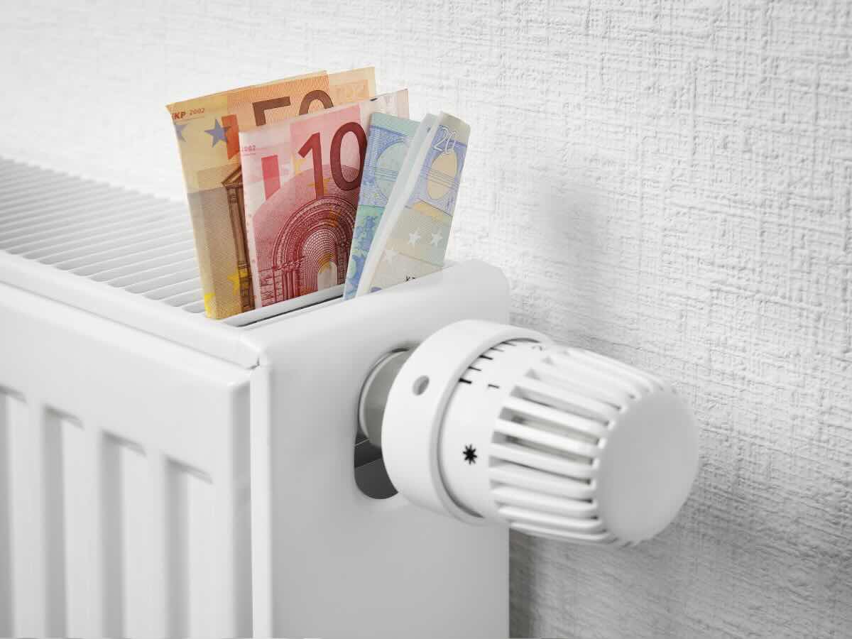 termosifone bianco con banconote di euro