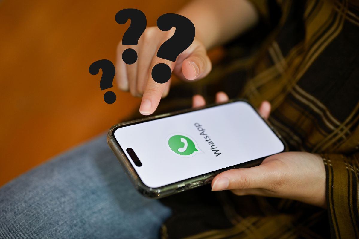 logo whatsapp sul cellulare e punti interrogativi